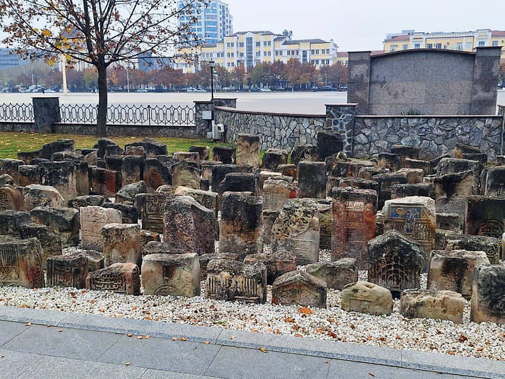 Части чеченских надгробий, которые использовали для строительства, сейчас находятся в мемориальном комплексе 