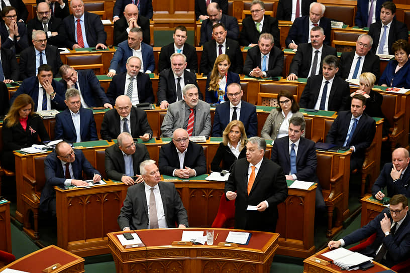 Премьер-министр Венгрии Виктор Орбан (стоит в центре) выступает в парламенте