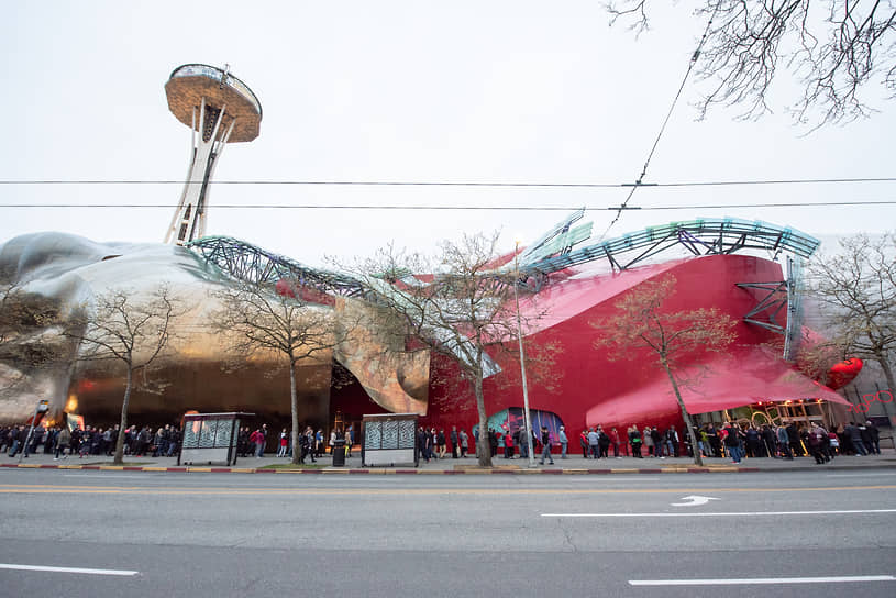 В 2000-м в Сиэтле (Соединенные Штаты) открыли музей поп-культуры MoPop. Его главное здание построил Фрэнк Гери, вдохновением для архитектора послужили гитары Джими Хендрикса, которые музыкант разбивал под конец концертов