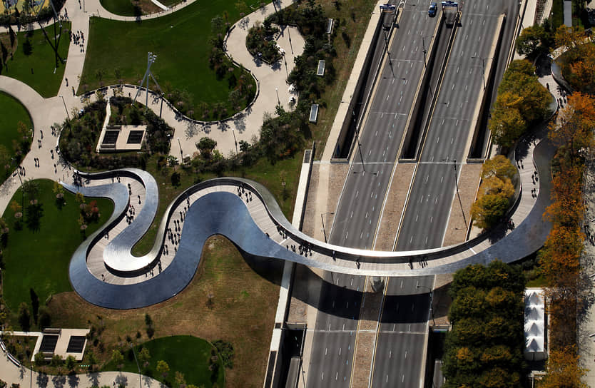 В 2004-м архитектор завершил строительство пешеходного моста через Миллениум-&amp;zwj;парк в Чикаго. Он задумывался как шумовой заслон между парком и шоссе. Мост носит название в честь нефтяной компании BP, которая выделила на его строительство около $5 млн