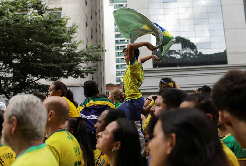 Январские протесты вспыхнули спустя неделю после инаугурации действующего главы государства Лулы да Силвы, который 1 января 2023 года принял присягу и в третий раз стал президентом. Он победил на выборах 31 октября с отрывом в 1,8% от Болсонару 


