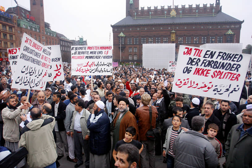Мусульмане на Ратушной площади в Копенгагене протестуют против публикации карикатур на пророка Мухаммеда в 2005 году 
