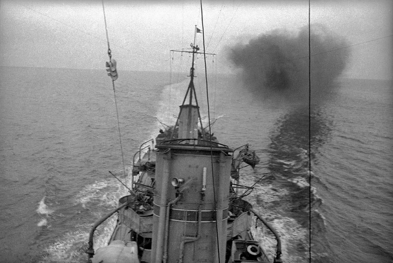 «Лидер "Харьков" в 6 ч. 00 м. подошел к Ялте и с дистанции 70 каб. выпустил 104 (130-мм) снаряда по порту» (на фото — лидер эсминцев «Харьков» в походе, 1943 год)