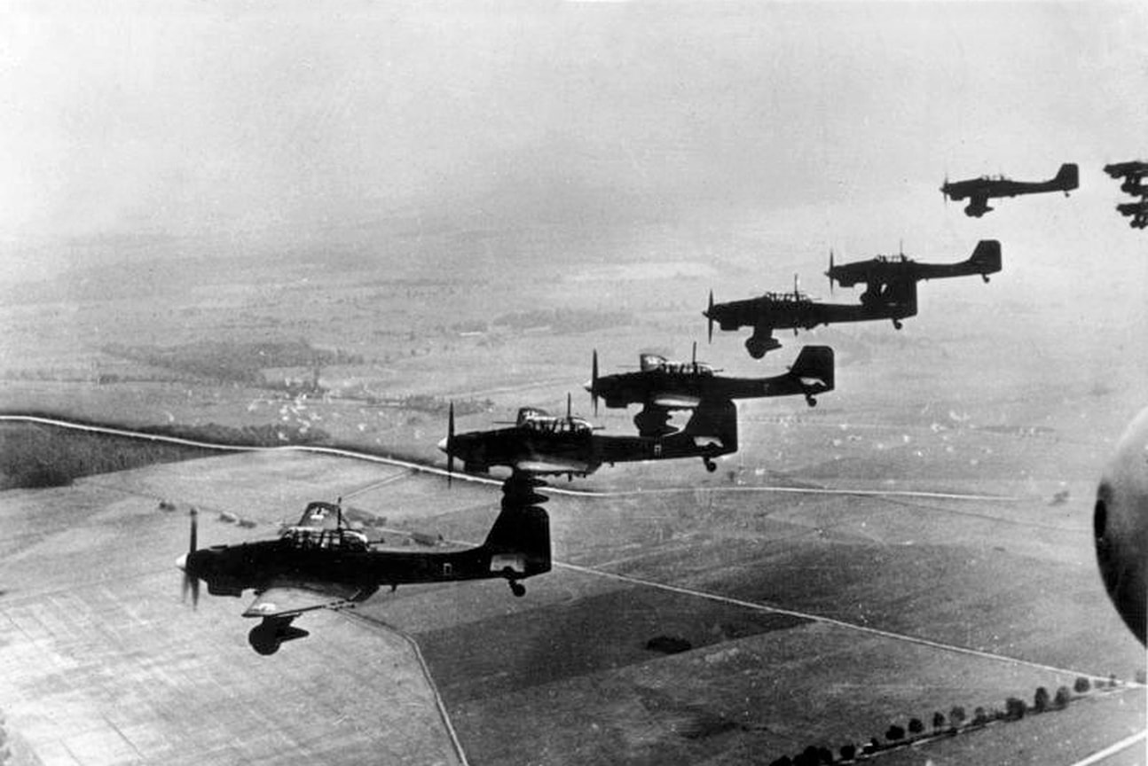«Три истребителя, прикрывавшие наши корабли, обнаружили восемь вражеских самолетов Ю-87 (на фото)»