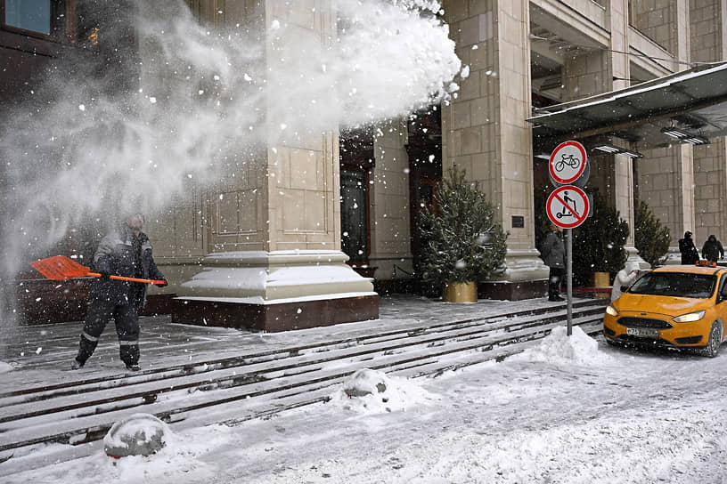 Москва. Сотрудники коммунальных служб убирают снег у гостиницы Four Seasons Hotel Moscow