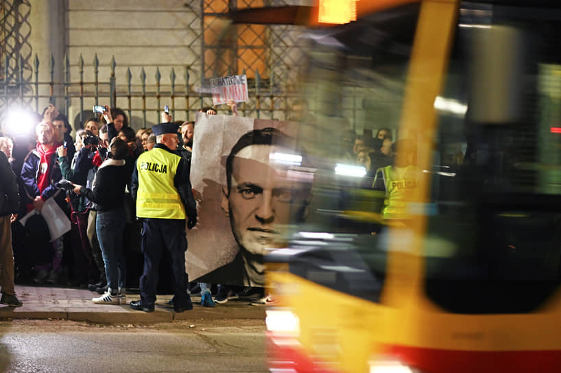 Варшава, Польша. Демонстрация у российского посольства после объявления о смерти оппозиционера Алексея Навального 