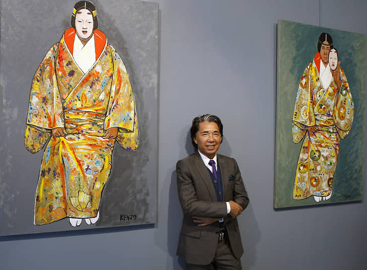 Кэндзо Такада на фоне нарисованных им картин на выставке «Особый образ жизни» в Париже, июнь 2010 года