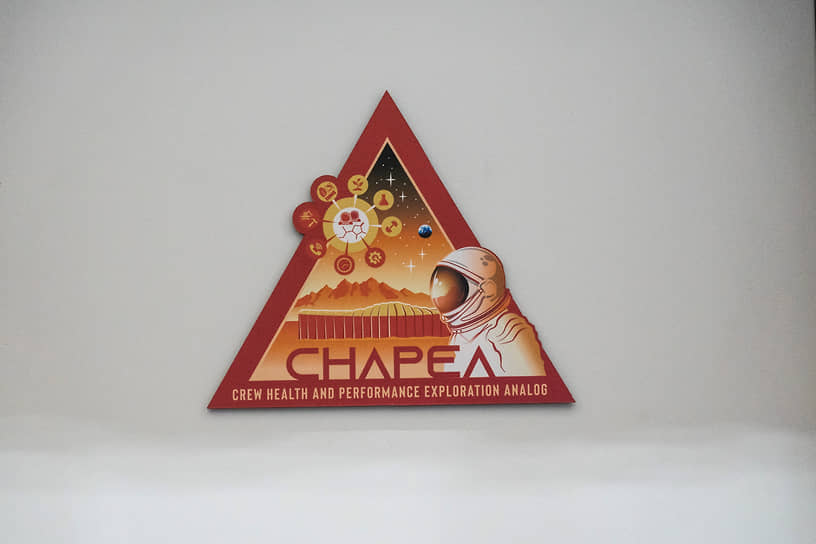 Логотип CHAPEA можно увидеть на входной двери Марсовой дюны Альфа, моделируемой NASA среды обитания на Марсе, которая используется в качестве подготовки к отправке людей на Красную планету