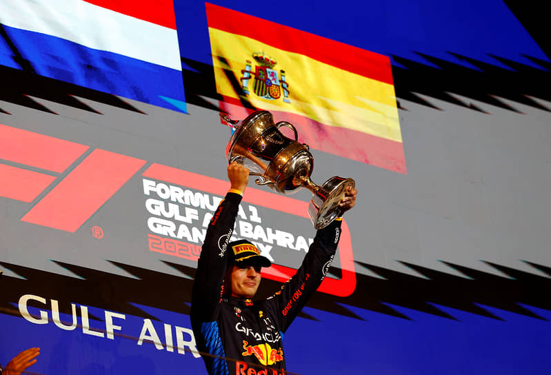 Макс Ферстаппен празднует победу в первой гонке сезона в Бахрейне