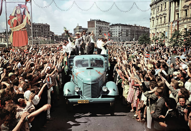 Фестивали молодежи проходили во многих странах Восточного блока, но праздник в Москве в 1957 году стал самым большим из всех — приехали свыше 34 тыс. человек из 131 страны&lt;br>
На фото: москвичи встречают гостей из Южной Америки