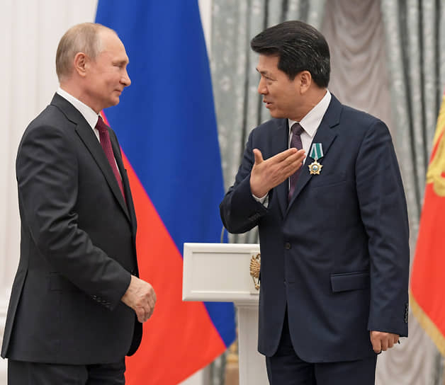 Президент России Владимир Путин (слева) и посол Китая в России Ли Хуэй