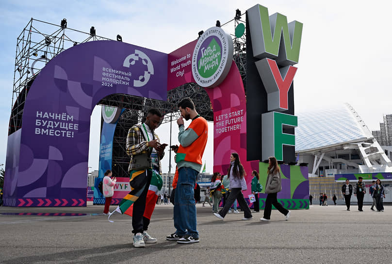 В Олимпийском парке создано специальное пространство: «Город молодежи мира». Его центром стала Медальная площадь, которая на время мероприятия получила название «Душа России»