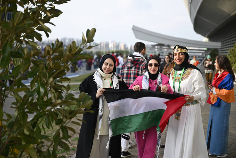 Участницы фестиваля с флагом Палестины