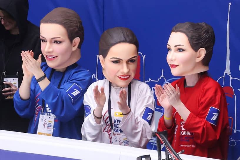 Слева направо: люди в масках руководителей команд: Анны Щербаковой («Синие»), Алины Загитовой («Белые») и Елизаветы Туктамышевой («Красные»)
