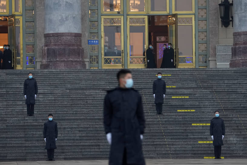 Пекин, Китай. Сотрудники службы безопасности перед открытием сессии Всекитайского собрания народных представителей