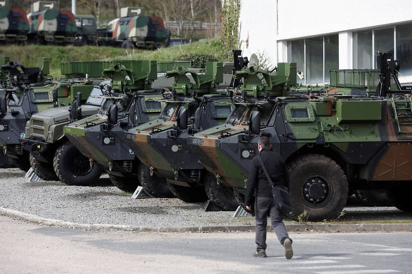 31 марта министр обороны Франции Себастьян Лекорню заявил, что в рамках нового пакета военной помощи Украине будут поставлены сотни бронетранспортеров VAB