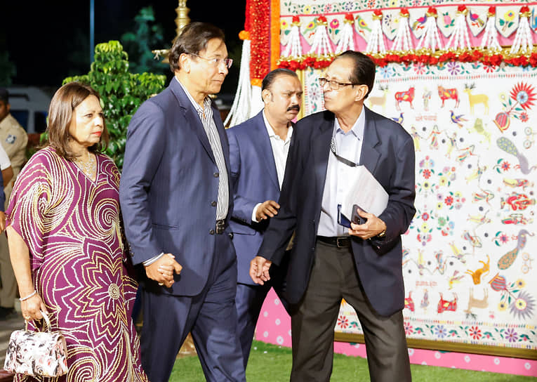 Основатель и владелец крупнейшей металлургической группы мира Mittal Steel Company N.V. Лакшми Миттал (в центре) и его жена Уша прибывают на праздничное мероприятие  