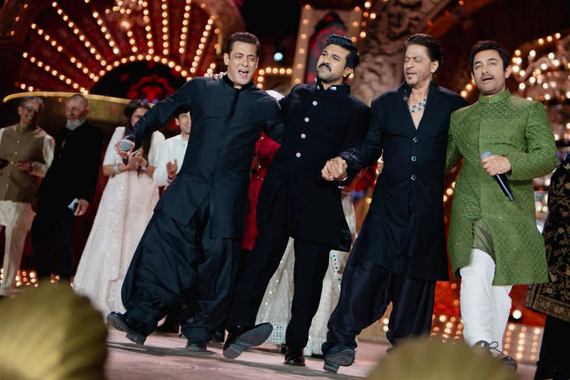 Звезды Болливуда (слева направо) Салман Кхан, Рам Чаран Теджа, Шахрукх Кхан и Аамир Хан