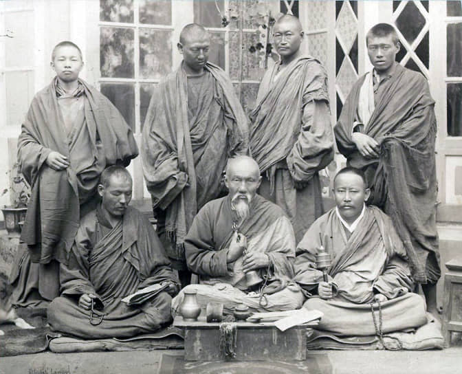 В древности Тибет был одним из сильнейших государств Азии. Впоследствии он несколько раз оказывался в зависимости от китайских империй, сохраняя при этом уникальную культурную и религиозную общность — традиции, религию, язык. После развала китайской империи Цин в 1911 году Тибет объявил о своей независимости от Китая. Было провозглашено Тибетское государство, которое возглавил далай-лама XIII. Ни Китай, ни одно из государств-членов Лиги наций официально не признало независимость Тибета
