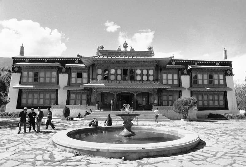 К тибетскому религиозному празднику Монлам в начале марта 1959 года в Лхасе собрались десятки тысяч беженцев, паломников, группы вооруженных повстанцев. Распространился слух, что китайцы собираются похитить и отправить в Пекин тибетского лидера далай-ламу XIV. 9 марта толпы тибетцев стали собираться у дворца Норбулингка (на фото), где находился далай-лама, чтобы воспрепятствовать его захвату. Они требовали независимости Тибета и ухода китайцев