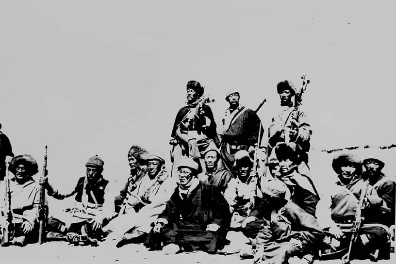 Китайское правительство инициировало реформы, что привело к множеству восстаний. На их подавление были брошены значительные силы китайской армии, проводились бомбардировки монастырей, к повстанцам и населению проявлялась большая жестокость. Коренное тибетское население ряда местностей значительно сократилось. К марту 1959 года в Тибете возникла целая повстанческая армия численностью до 100–200 тыс. человек