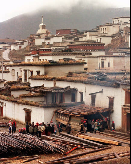 После вынужденного заключения в мае 1951 года тибето-китайского соглашения Тибет стал «национальным автономным регионом», в 1965 году был официально создан Тибетский автономный район под фактическим контролем со стороны китайских коммунистов