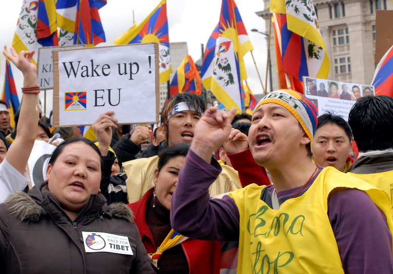 Сторонники движения за независимость Тибета считают 10 марта 1959 года днем национального траура тибетского народа. В этот же день, в очередную годовщину восстания, произошли массовые беспорядки в Тибете в 2008 году (на фото). Волнения, приуроченные к этой дате, повторяются регулярно 