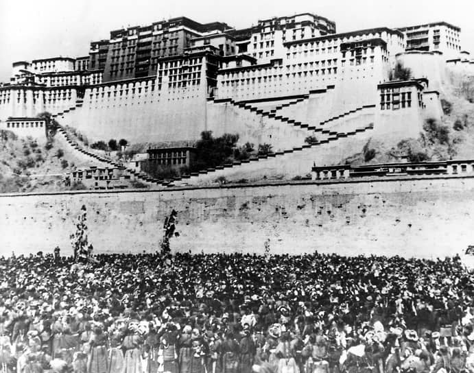 В 1949 году, после победы Компартии Китая над Гоминьданом в гражданской войне, новое правительство Мао Цзэдуна провозгласило целью присоединение Тибета и организовало военную экспедицию, итогом которой стало установление китайского контроля над ключевыми пунктами тибетской территории, в том числе над его столицей — Лхасой 
&lt;br>На фото: дворец Потала в Лхасе — резиденция далай-ламы