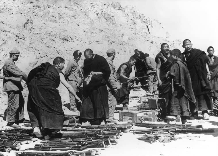 20 марта, обнаружив исчезновение далай-ламы, китайцы начали артобстрел Норбулингки. После артобстрела кварталов Лхасы и близлежащих монастырей китайская армия перешла в наступление и к 23 марта захватила тибетскую столицу. Несколько дней город был завален трупами. В течении нескольких месяцев китайская армия заняла районы, контролировавшиеся повстанцами