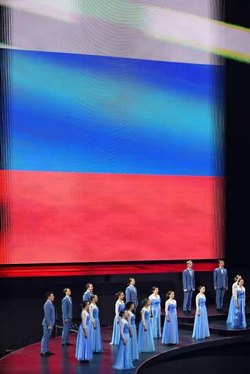 Вокалисты исполняют гимн России 