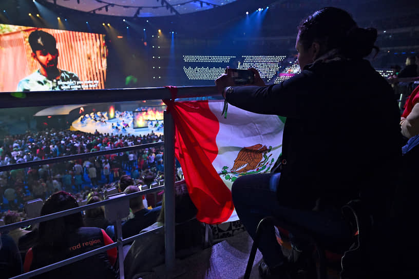 Церемонию закрытия состояла из музыкальных номеров, между которыми на экране транслировались вдохновляющие истории иностранных участников фестиваля
&lt;br>На фото: зритель с флагом Мексики 