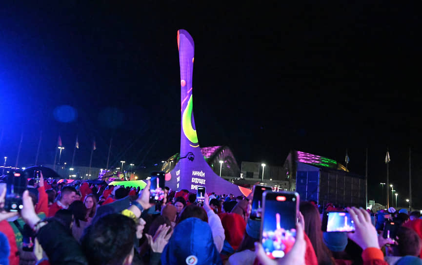 Также президент отметил, что в «Сириусе» благодаря традиционным ценностям удалось создать «город молодежи мира»
&lt;br>На фото: гости, не попавшие во дворец спорта, следят за церемонией у фонтана «Чаша Олимпийского огня» 