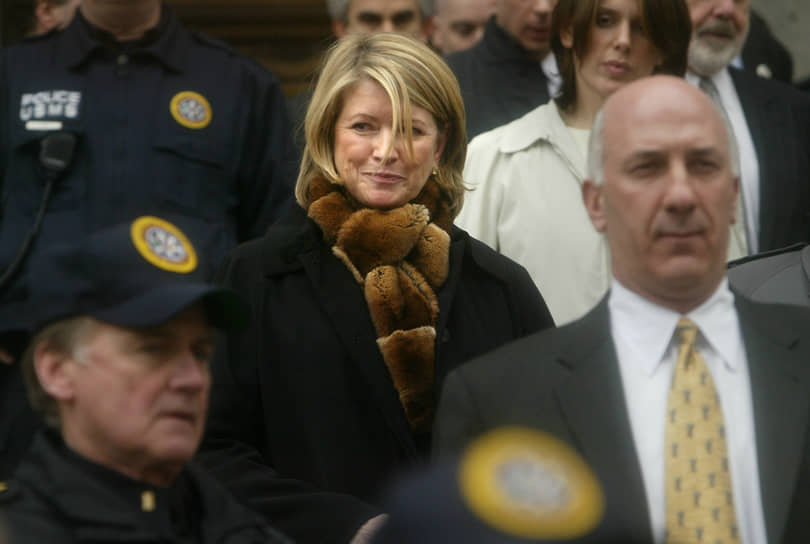 Марта Стюарт покидает здание федерального суда Манхэттена после вынесения обвинительного приговора по делу о мошенничестве с акциями в Нью-Йорке, 2004 год