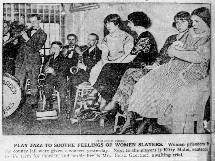 Выступление джаз-бэнда перед обитательницами отделения чикагской тюрьмы для «женщин-убийц» (третья справа Белва Гертнер)