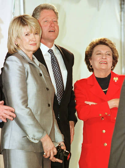 Марта Стюарт (слева) и президент США Билл Клинтон на приеме в Коннектикуте в 1998 году