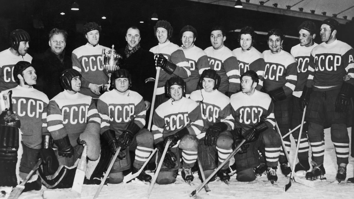 Как в 1954 году сборная СССР выиграла чемпионат мира по хоккею