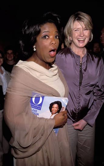 Опра Уинфри (слева) и Марта Стюарт на вечеринке по случаю запуска журнала O, The Oprah Magazine в 2000 году