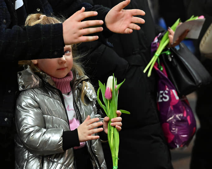 Девочка с тюльпанами на станции метро «Курская»