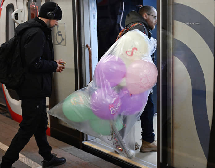 Воздушные шары на станции метро «Курская»