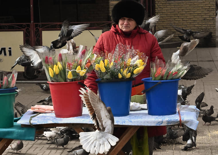 Луганск. Женщина продает цветы на улице города
