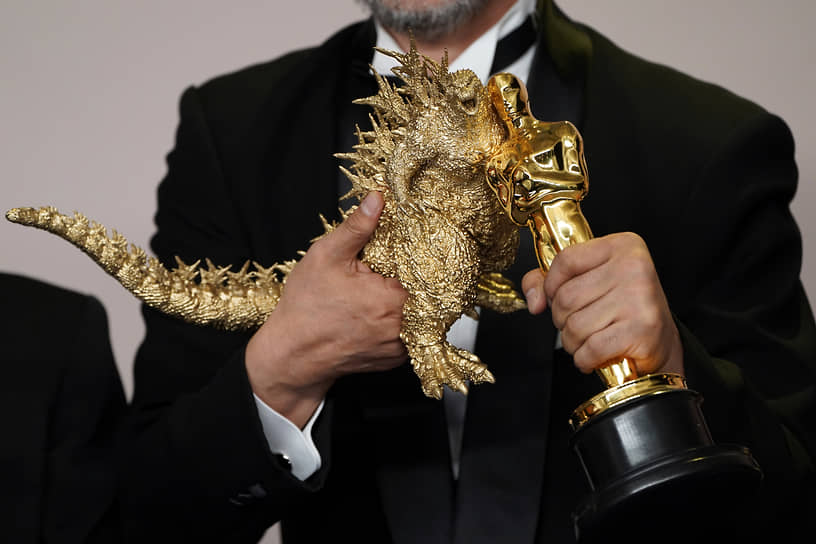 Такаси Ямазаки с фигуркой Годзиллы и «Оскаром» за «Лучшие визуальные эффекты» за фильм «Годзилла: Минус один»