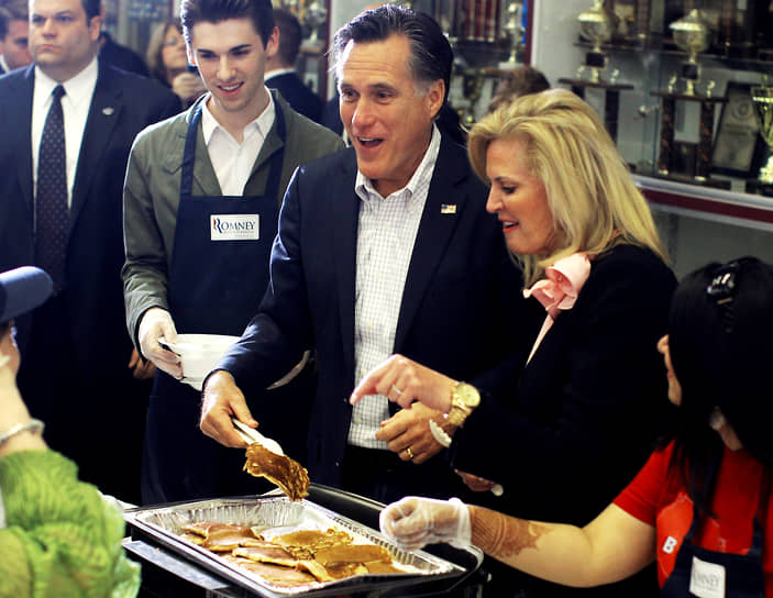 Кандидат в президенты США Митт Ромни (в центре) с супругой, 2012 год