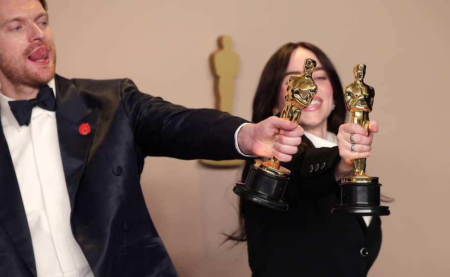 Певица Билли Айлиш и продюсер Финнеас О’Коннелл с «Оскаром» за лучшую оригинальную песню — композицию «What Was I Made For» из «Барби». Певица в 22 года стала самой молодой двукратной победительницей «Оскара»