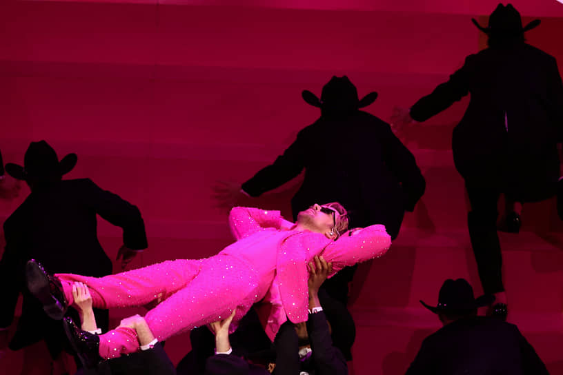 Актер Райан Гослинг исполняет номер «I&#39;m Just Ken» из фильма «Барби»