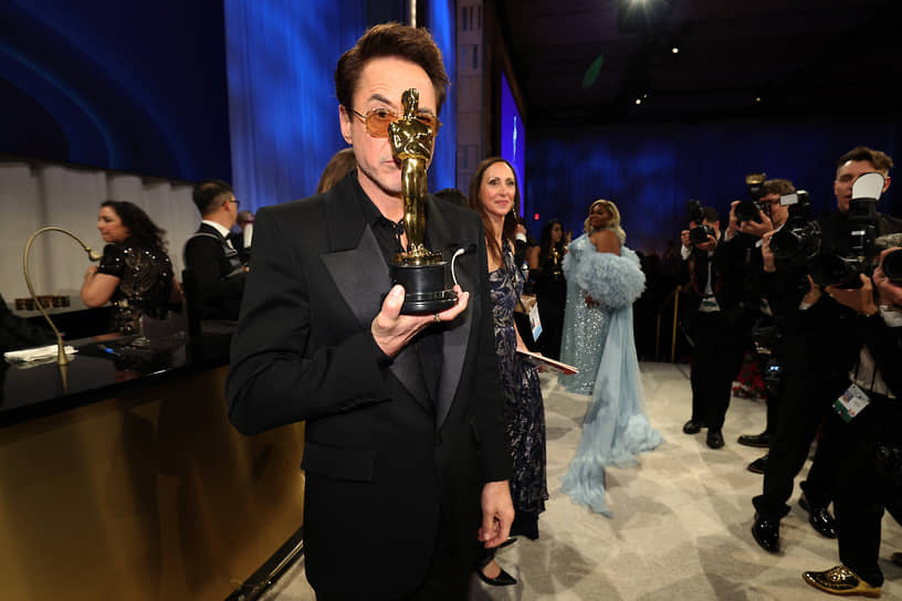 Обладатель премии «Оскар» за лучшую мужскую роль второго плана за фильм «Оппенгеймер» Роберт Дауни-младший 
