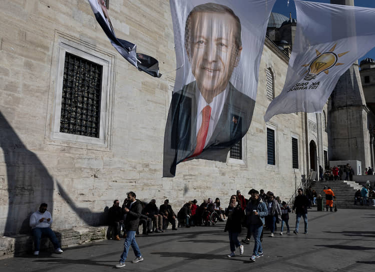 Предвыборные плакаты президента Турции Тайипа Эрдогана и флаги правящей партии в Стамбуле