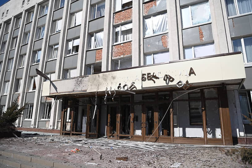 Последствия удара беспилотника по зданию администрации Белгорода
