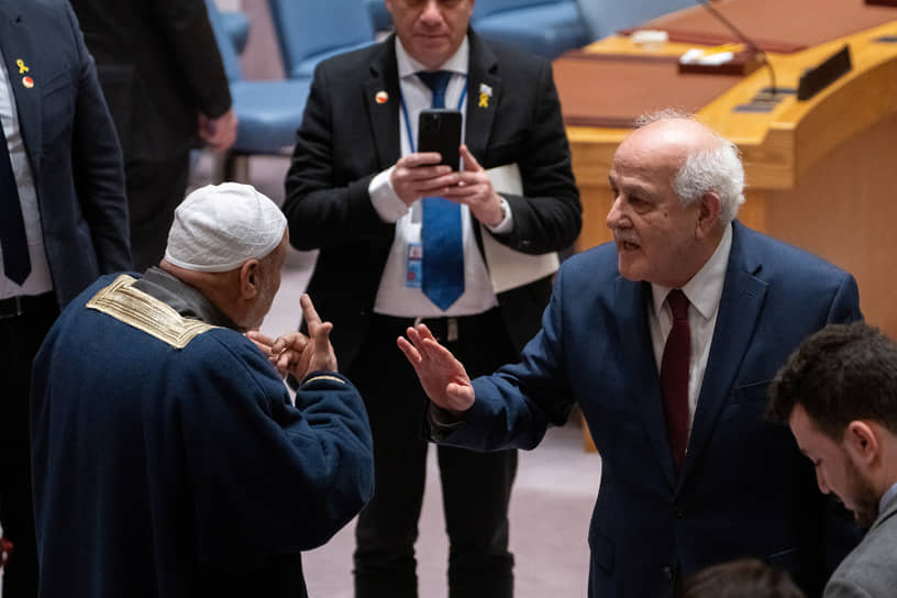 Представитель Палестины Рияд Мансур (справа)
