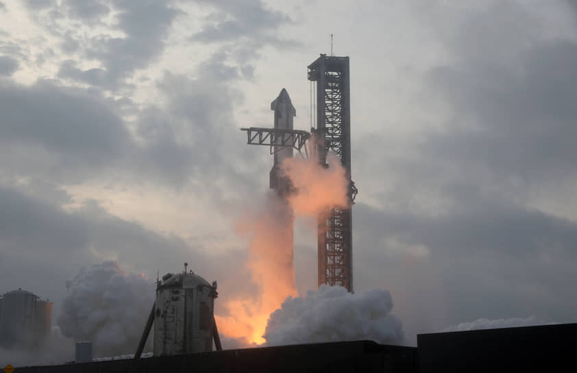 Браунсвилл, США. Компания SpaceX с третьего раза запустила корабль Starship в испытательный полет