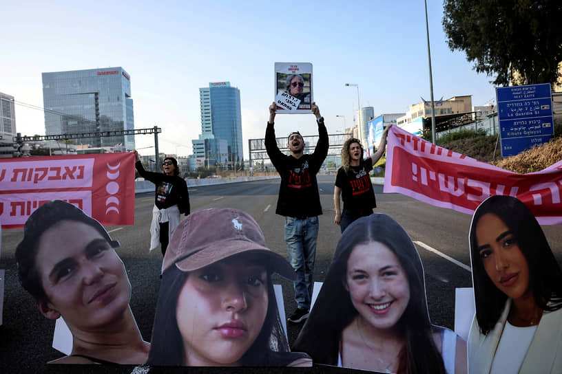 Тель-Авив, Израиль. Местные жители заблокировали проезд по автомагистрали, требуя освободить находящихся в секторе Газа заложников